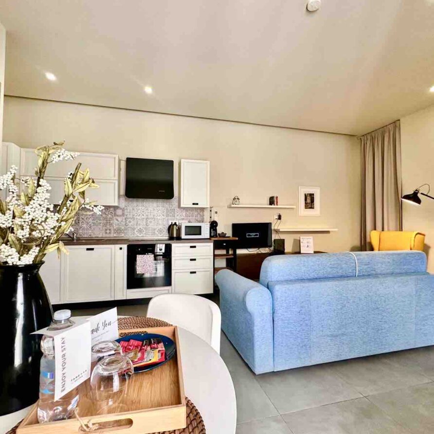 Unique Flat Off The Seafront (CM5)