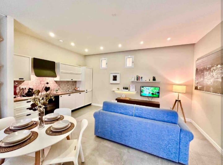 Unique Maisonette Off The Seafront (CM35)