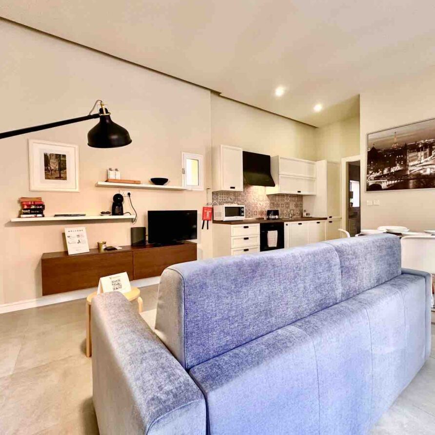 Unique Flat Off The Seafront (CM2)